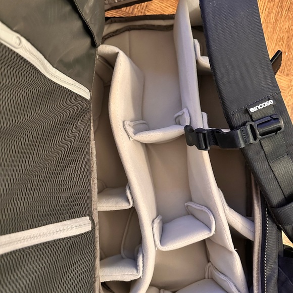 Incase DSLR Pro backpack (excellent condition) - Picture 6 of 6